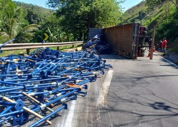 Caminhão transportando estruturas metálicas tomba na Serra das Araras, na Dutra