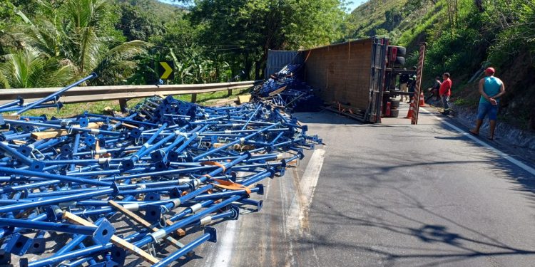 Caminhão transportando estruturas metálicas tomba na Serra das Araras, na Dutra