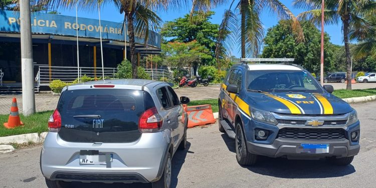 Veículo roubado é recuperado na Dutra, em Barra Mansa