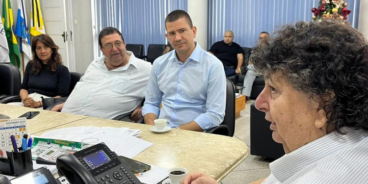 Katia Miki e Munir Neto articulam pavimentação e serviços de emergência para o distrito da Califórnia, em Barra do Piraí