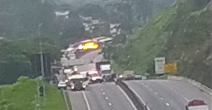 Caminhões colidem na Via Dutra e causam 20 km de congestionamento