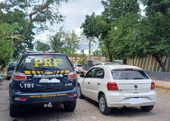 PRF recupera veículo roubado em abordagem na Dutra, em Resende 