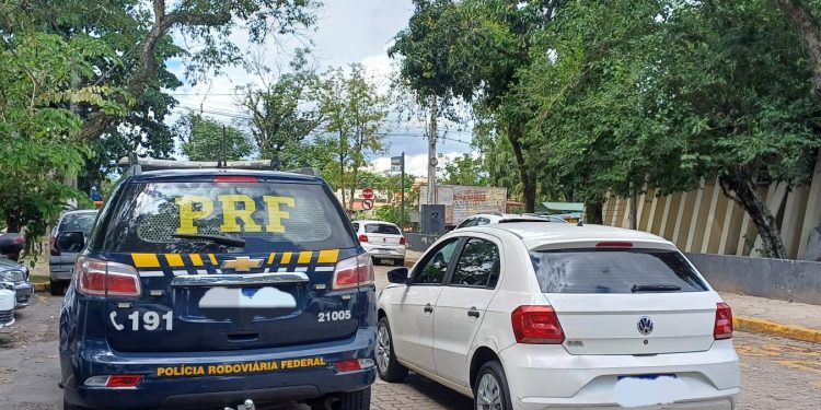 PRF recupera veículo roubado em abordagem na Dutra, em Resende 