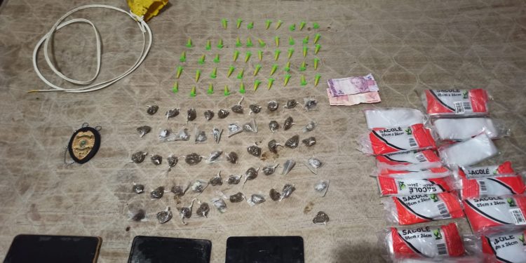 Homem é preso e menor apreendido com drogas em Resende