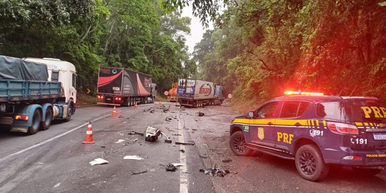 Carreta perde freio e causa engavetamento na descida Serra das Araras, na Dutra