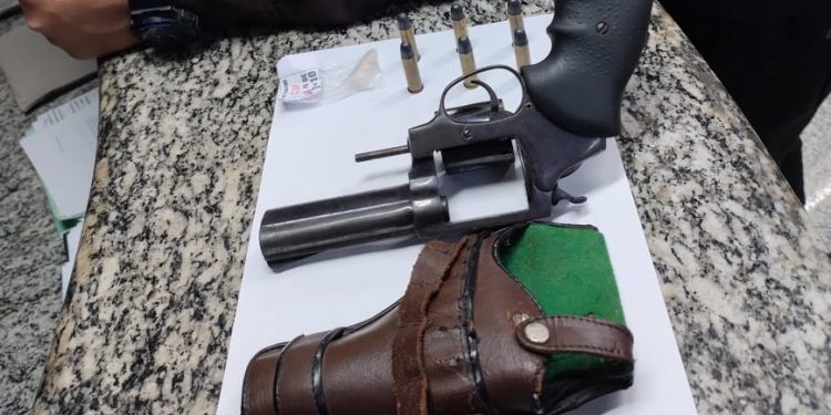 Homem é preso por porte ilegal de arma em Porto Real