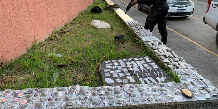 Polícia apreende drogas durante operação na Baixada da Olaria, em Resende