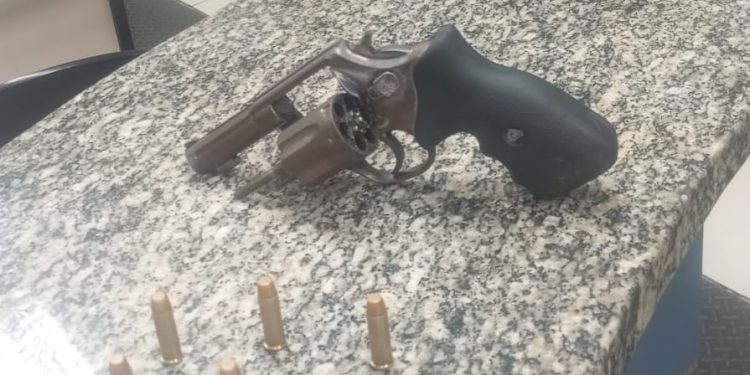 Polícia Militar apreende arma de fogo durante abordagem em Itatiaia