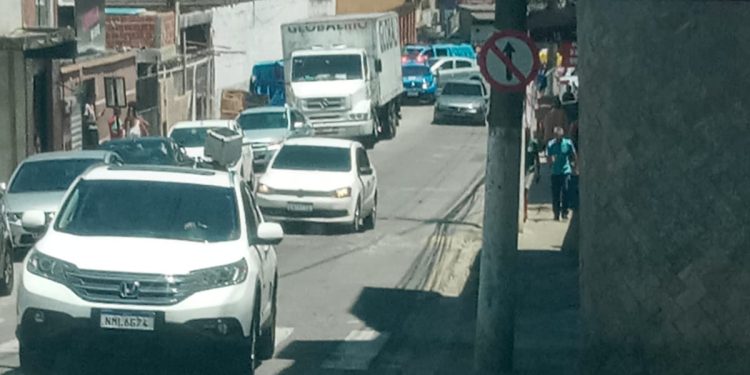 Tentativa de roubo termina com um suspeito morto e outro baleado em mercado no Nova Esperança, em BM
