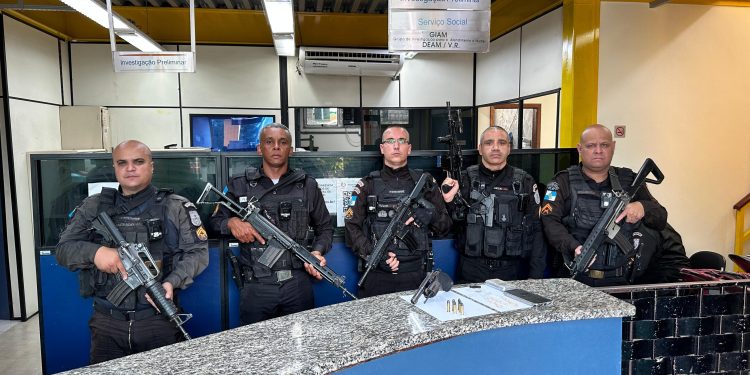 Dois suspeitos de tráfico são detidos com drogas e arma em Barra Mansa
