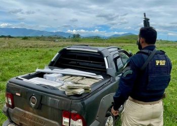 PRF apreende 650 kg de maconha após perseguição e tiros na Dutra, em Seropédica