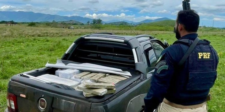 PRF apreende 650 kg de maconha após perseguição e tiros na Dutra, em Seropédica