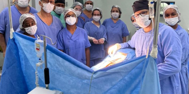 Cirurgias de escoliose transformam vidas de pacientes em Volta Redonda