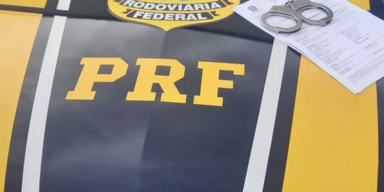PRF prende foragido da Justiça em ônibus na Dutra, em Piraí