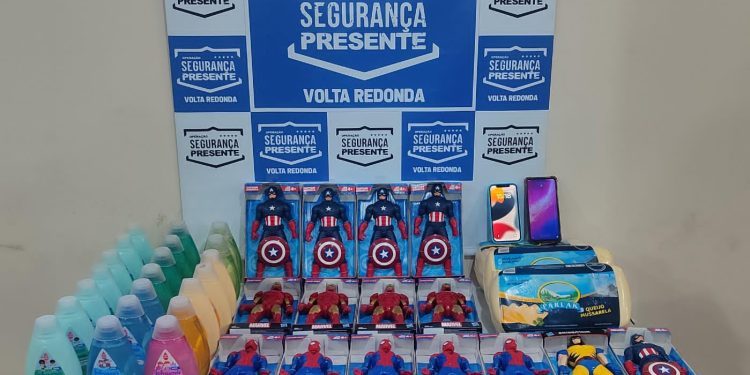 Suspeitos são presos após furtarem mais de R$ 2 mil em produtos em lojas de Volta Redonda