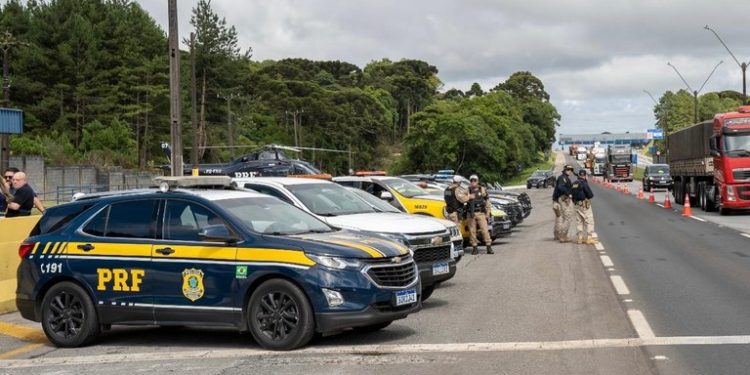 PRF realiza Operação Rodovida 2024/2025 e alerta para excesso de velocidade