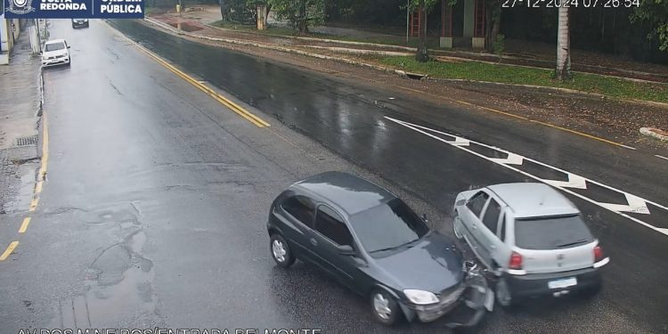 Carro cruza via e causa acidente com vítima em Volta Redonda