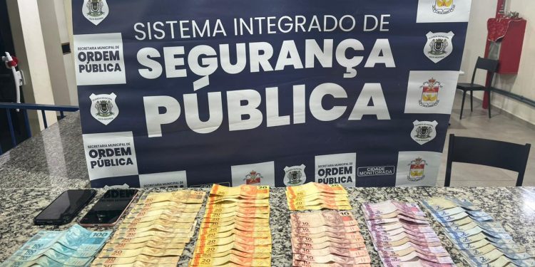Dupla é detida com quase R$ 2 mil em dinheiro e moto irregular em Volta Redonda