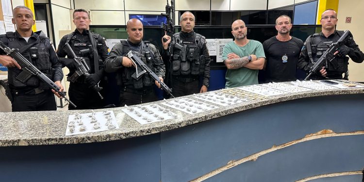 Polícias Militar e Civil prendem dois suspeitos de tráfico de drogas em Barra Mansa