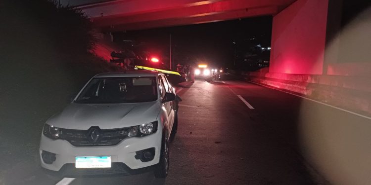 Motociclista colide na traseira de automóvel e fica gravemente ferido em Barra Mansa