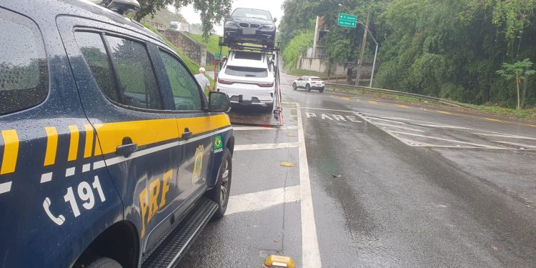 PRF recupera veículo de luxo na Dutra, em Porto Real