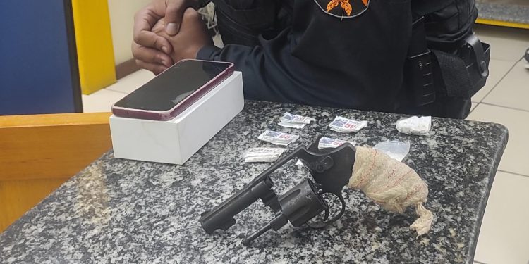 Dois suspeitos são detidos com drogas e arma em Vassouras