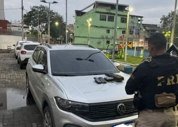 PRF prende homem após fuga em alta velocidade e apreende armas e carro roubado