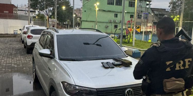 PRF prende homem após fuga em alta velocidade e apreende armas e carro roubado