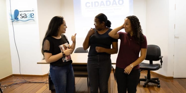 Saae de Volta Redonda contrata três alunas surdas do projeto “Diploma Cidadão” para estágio em Administração
