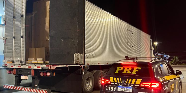 PRF apreende carga irregular de cigarro na Dutra, em Resende
