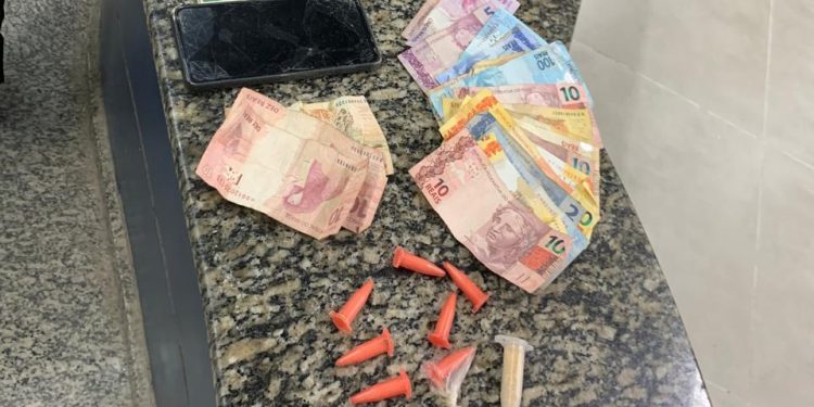 Polícia prende mulher suspeita de tráfico de drogas em Resende