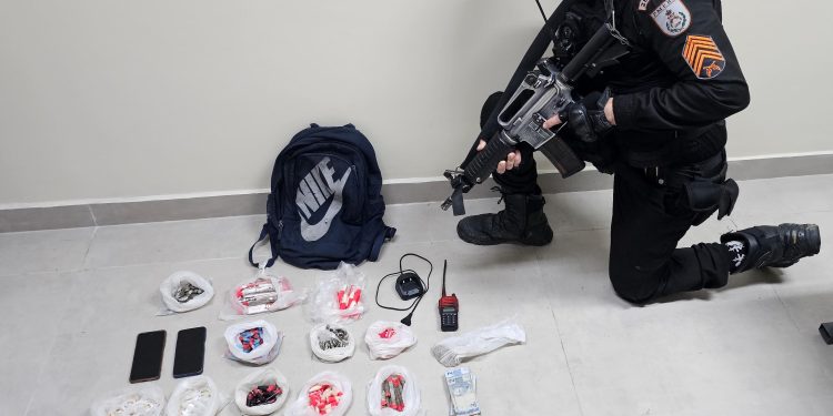 Três suspeitos são presos por tráfico de drogas no Santa Isabel, em Barra Mansa