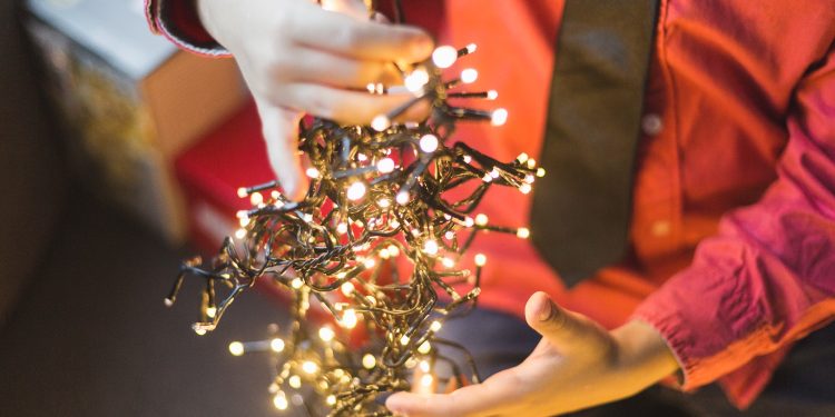 Riscos de choques elétricos aumentam no período do  Natal