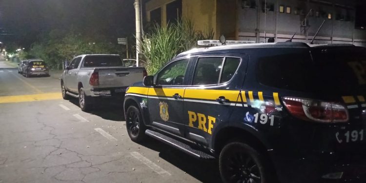 PRF recupera caminhonete furtada avaliada em R$ 190 mil na Dutra e prende condutor