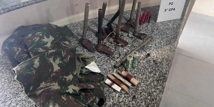 Polícia Militar apreende trabucos, munições e fardas camufladas em Angra dos Reis