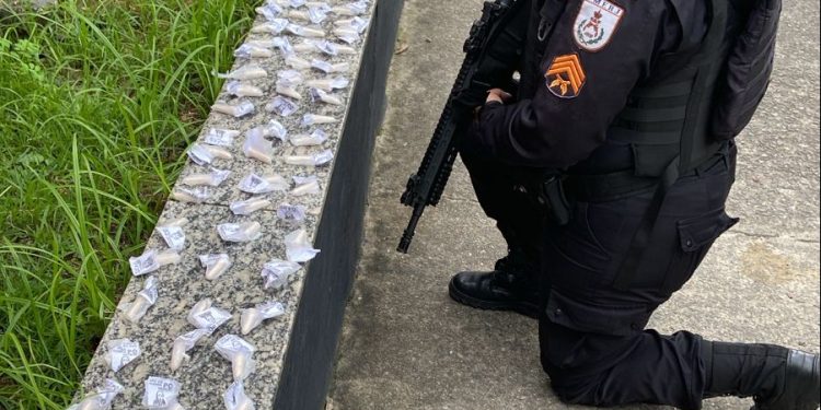 Menor é apreendido com drogas em Resende