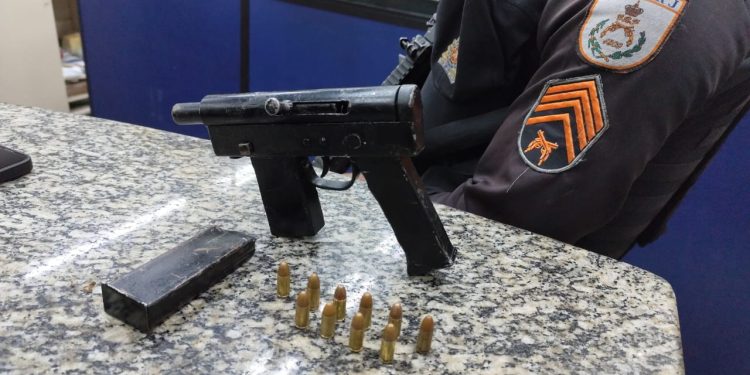Homem é preso com submetralhadora artesanal e munições em Barra Mansa