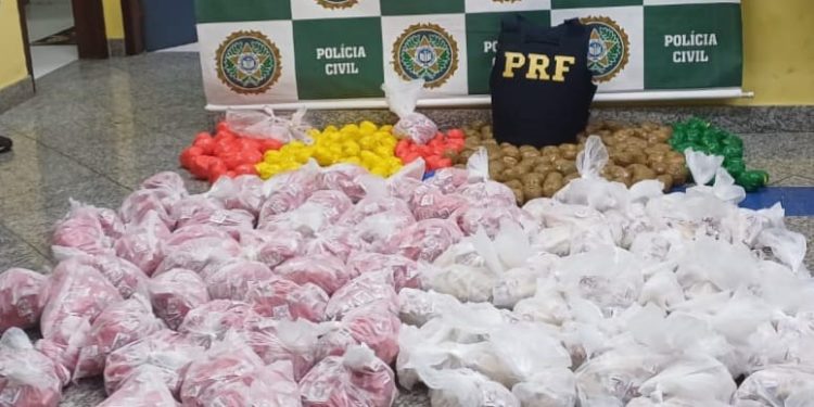 Homem é preso com mais de 20 mil ‘sacolés’ de cocaína na Baixada Fluminense