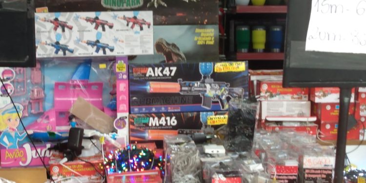 Armas de munição de gel são apreendidas em loja no Centro de Barra Mansa