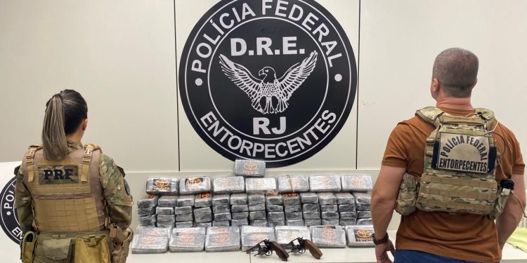 PF e PRF prendem dois vigilantes com 105 kg de cocaína na Dutra