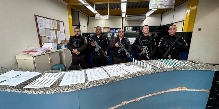 Homem é preso e adolescente é apreendido com drogas em Barra Mansa