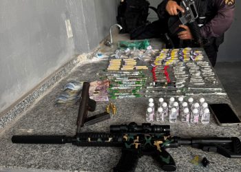 Menor é apreendido com drogas, arma e réplica de fuzil em Volta Redonda