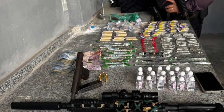 Menor é apreendido com drogas, arma e réplica de fuzil em Volta Redonda