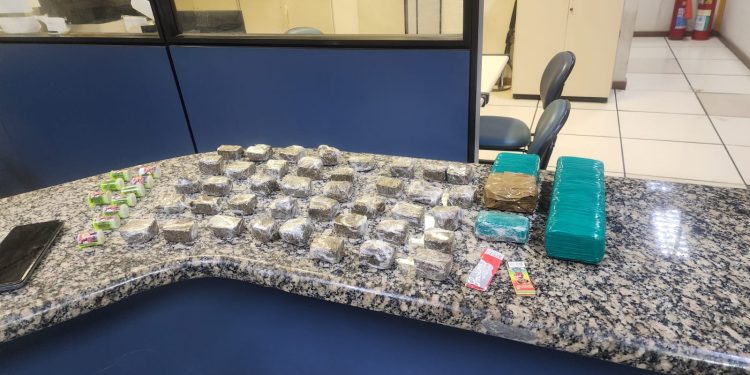 Casal é preso com quase 2 kg de maconha frascos de skunk em Engenheiro Paulo de Frontin