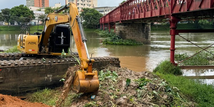 Retroescavadeira anfíbia inicia desassoreamento na foz do Rio Sesmarias em Resende