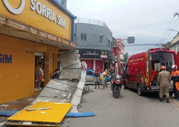 Caminhão derruba cobertura e deixa duas pessoas feridas em Volta Redonda