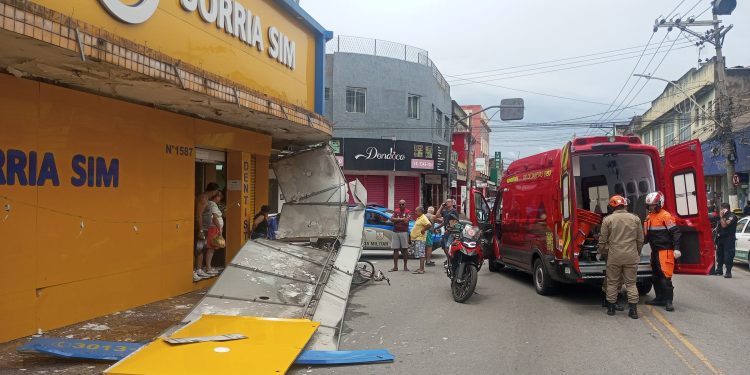 Caminhão derruba cobertura e deixa duas pessoas feridas em Volta Redonda