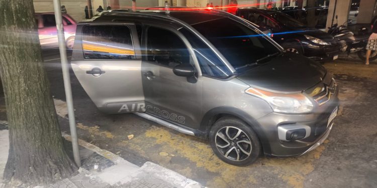 Mulher é autuada por deixar filhos trancados no carro em Volta Redonda