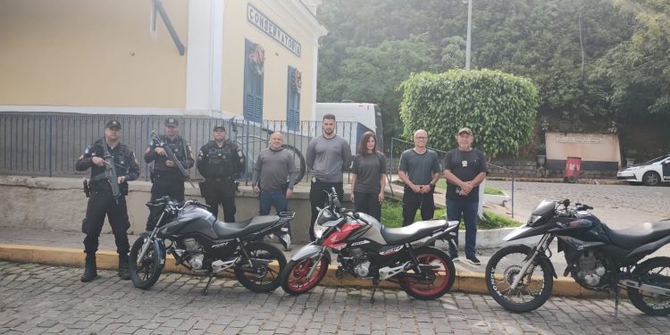Polícias realizam busca e apreensão de motocicletas em Conservatória após episódios de manobras perigosas