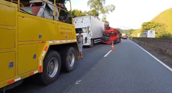 Engavetamento entre quatro caminhões deixa uma vítima fatal na Dutra, em Piraí